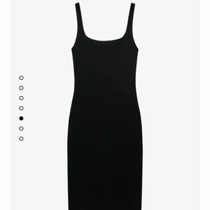 Klänning  - Svart klänning från Zara i storlek M. Säljer för 100kr 🖤