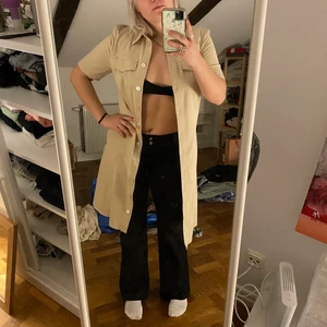 Vintage Klänning/kappa - Ascool beige klänning med marbled knappar, kan användas som klänning eller ”kappa” för att spicea upp en outfit! 