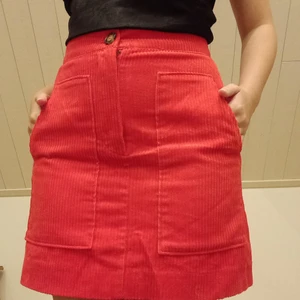 Orange Manchester kjol - Fin kjol i Manchester. Färgen är egentligen en väldigt stark orange men det syns inte så bra på de första bilderna. Jag har storlek S och den passar men sitter väldigt tajt runt midjan så skulle säga att det är en xs. Frakt tillkommer, alltså pris+frakt🧡