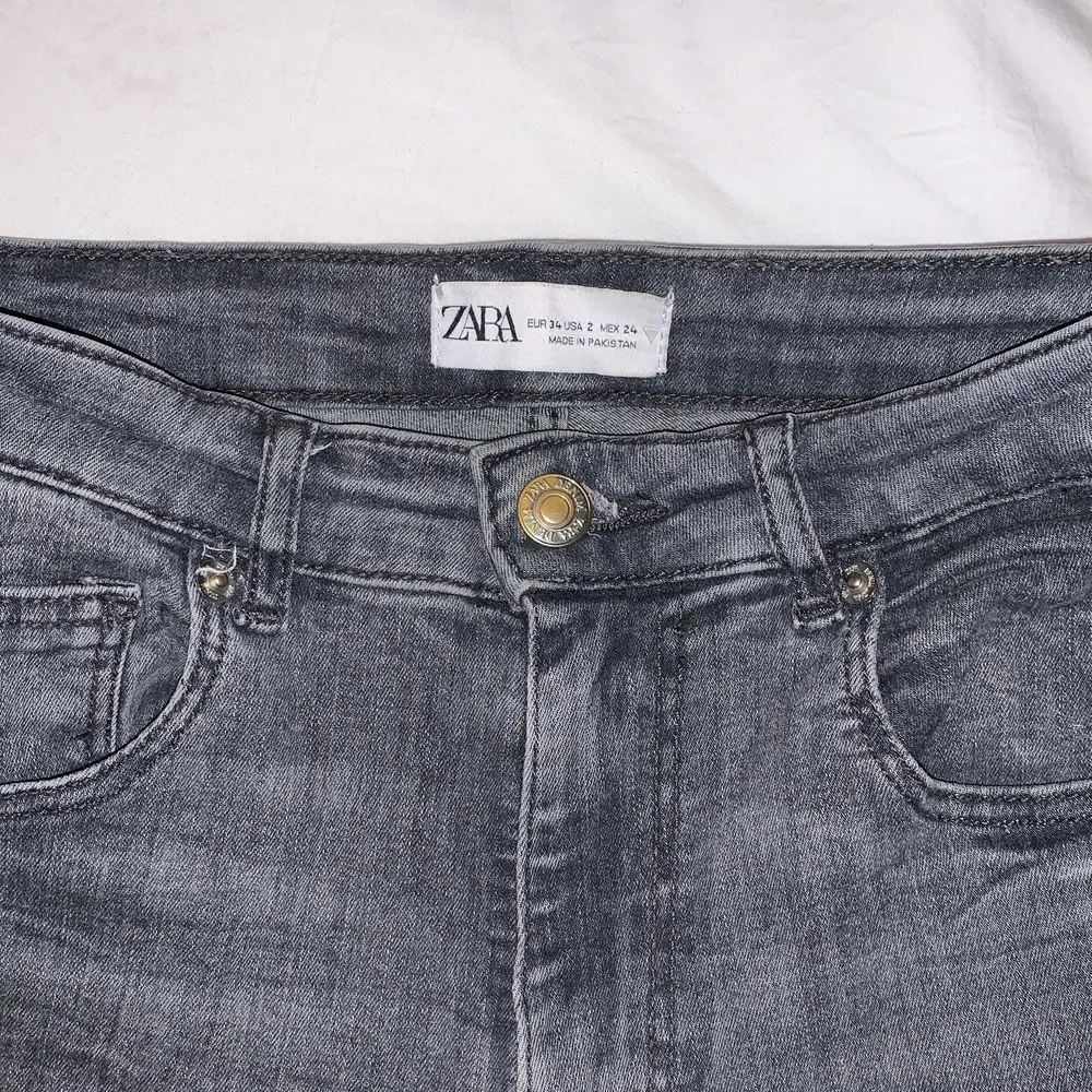 Samma jeans som första bilden UTAN hålen i knäna!!! Trampat sönder lite i nederkanten därav priset. Köpta för 369. Köparen står för frakt. Jeans & Byxor.