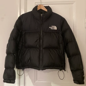 North face jacka - North face jacka i bra skick utan några skador. Varm och snygg jacka till vintern. Har används några gånger, men fortfarande i ett nytt skick. Köptes för 2300kr.