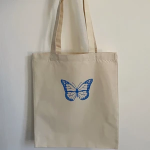 Tygkasse - Vi är ett UF-företag som säljer tygkassar i återvunnet material, 70% återvunnen bomull, 30% återvunnen PET och med miljövänligt tryck🌎 Denna kasse kommer i superfin blå reflex🦋🦋🦋