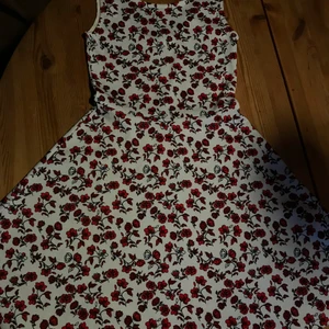 Sommar klänning - En fin sommar klänning i nyskick för att jag knappast använt den, kan sys om eller bara användas för klänningen men de är fint material 