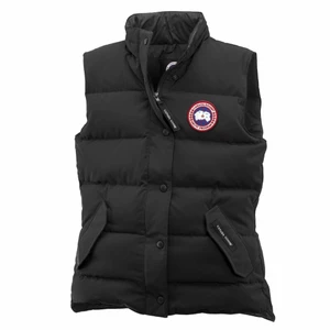 Canada Goose väst - Säljer nu min Canada Goose väst, använd ett få tal gånger, jätte fint skick. Stl M.