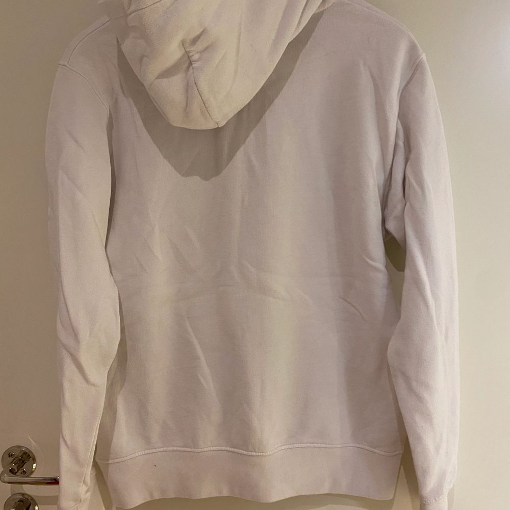 Säljer min New black hoodie i vit i storlek small! Pris: 60kr kan mötas upp i Stockholm eller frakt tillkommer 📦. Huvtröjor & Träningströjor.