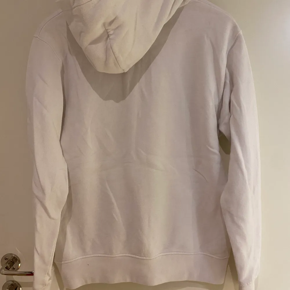 Säljer min New black hoodie i vit i storlek small! Pris: 60kr kan mötas upp i Stockholm eller frakt tillkommer 📦. Hoodies.
