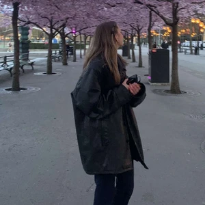 Vintage läderjacka  - Oversized svart läderjacka jag köpte på secondhand. båda sidfickorna saknas/är trasiga men har en innerficka :) säljer pga använder den inte längre 