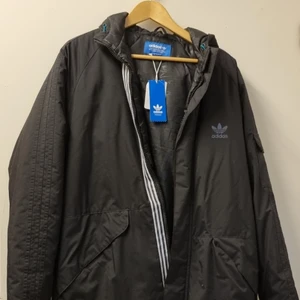 Adidas jacka - Helt ny svart Adidas jacka, lapp sitter fortfarande kvar. - Parkas
