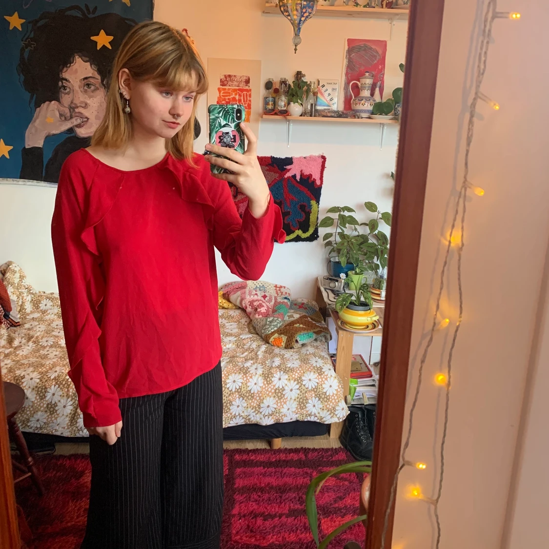 Röd blus med volanger