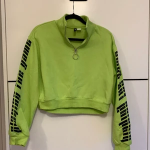 Kofta - En kort lime grön kofta ifrån h&m… lite oversize av sig. HALVA PRISET PÅ FRAKTEN 