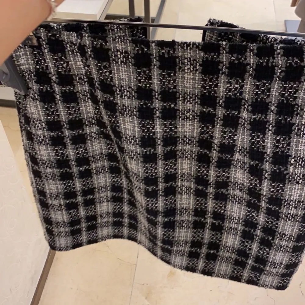 En rutig boulcé kjol från Zara strl S (använd endast en gång, kommer inte mycket till använd därav säljer jag!) nypris 400kr. Kjolar.