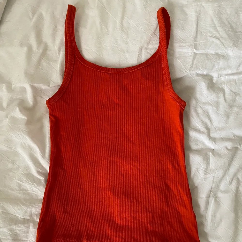 Rött linne från h&m i storlek M. Ribbat och stretchigt tyg. Jättebra skick, säljer då jag inte har använt det på ett tag. Bara att fråga om ni undrar något 🥰. Toppar.