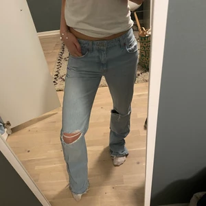 Lågmidjade jeans - Så snygga lågmidjade jeans från pull&bear! Köpta i somras och endast använda fåtal gånger då jag tyvärr har många liknande❤️ är 169 och de är långa på mig😍😍