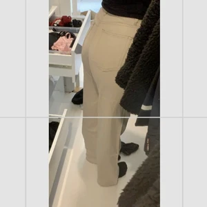 beiga jeans  - trendiga beiga jeans, sitter som en JÄVLA SMÄCK är 164cm lång och dem sitter helt perfekt. synd bara att det inte riktigt var min färg. 100kr 💞