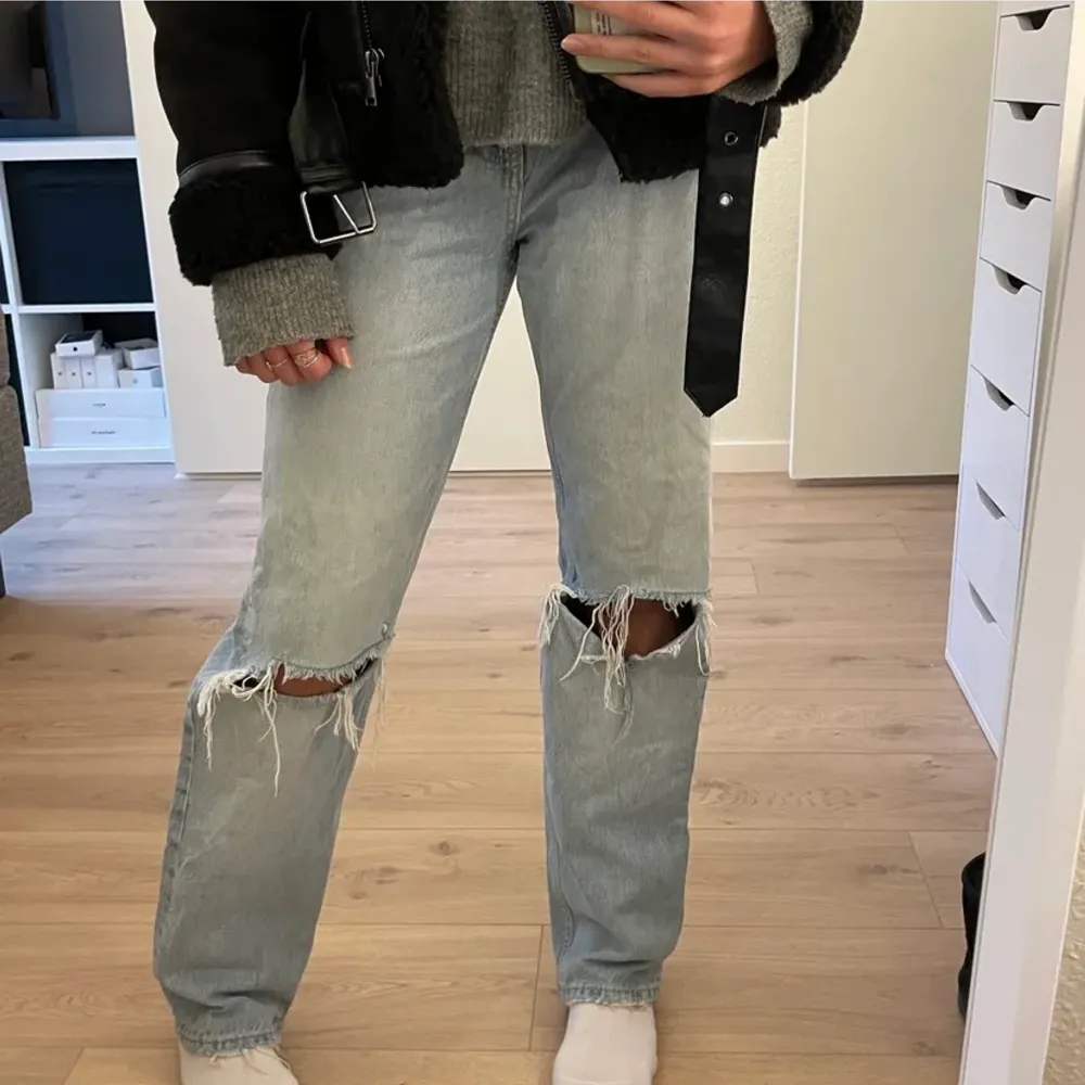 Säljer dessa jeans som är ifrån Gina tricot då de är förstora . Jeans & Byxor.