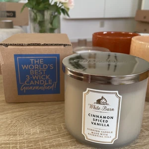 Doftljus  - Doftljus från white barn med tre vekar. Säljer pga hittat andra och dyrt att returnera till annat land då dessa inte finns i sverige. 