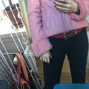 MAX & Co. Jakke med pels - Jakke i lyserød/pink med pelskrave/pels på ærmerne. Kan lukkes med både knapper og lynlås