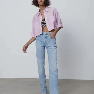 Zara Jeans - Säljer min Zara mid rise Jeans i storlek 36. 💕Säljer de på grund utav att jag tog fel storlek. Buda från 200 kr. Köparen står för frakten! 