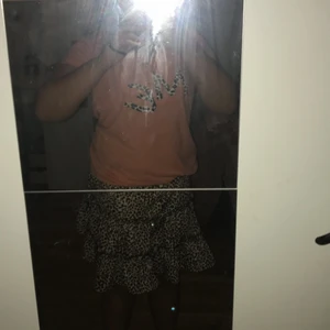 Leopard kjol🐆 - Kjolen har extremt bra tyg av silke, har volang och inte för kort nås till knäna❤️