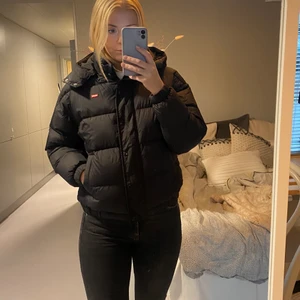 Levis vinterjacka - Tjock, svart vinterjacka från Levis med stor luva! Jackan är mycket varm men fortfarande rymlig, så skulle man vilja ha tjocka kläder under så får det plats. Storlek S, men skulle säga att den både passar storlek S och M. 