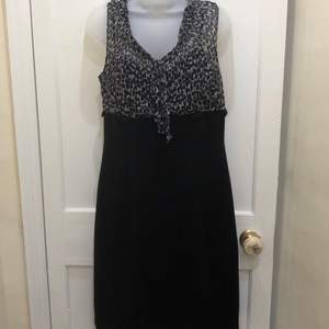 Women’s tahari Arthur S Levine dress  in excellent condition.  size 8 colour black/grey 