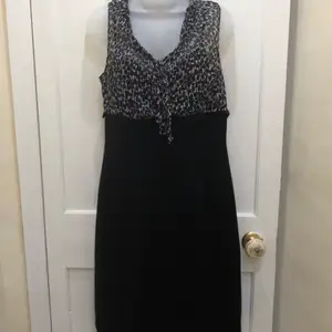 Women’s tahari Arthur S Levine dress  in excellent condition.  size 8 colour black/grey 