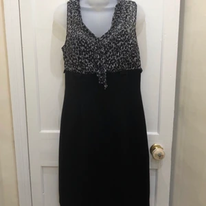 Women’s tahari Arthur S Levine dress  - Women’s tahari Arthur S Levine dress  in excellent condition.  size 8 colour black/grey 