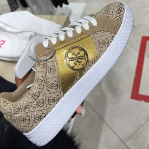 Guess skor  - Säljer mina fina Guess skor i storlek 37, väljer att sälja pågrund av att jag inte har hittat något bra tillfälle för dem att komma till användning. Dem har inga slitningar eller hål, bara använda fåtal gånger💕💕💕Köparen står för frakten.