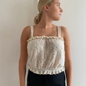 Fint sommarlinne  - Jättefint lite kortare linne med brodyr och tunt tyg, bra skick! Beige/vit färg.