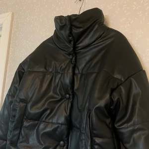 NA-KD skin jacka - Använd Max 3 gånger och därför helt som ny. Inköpt för 699kr. Pris går att förhandla!