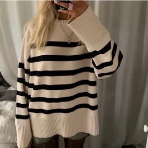 Randig Zara Tröja  - En randig tröja från Zara i storlek S. Helt slutsåld på hemsidan! Passar lite löst på mig med XS. Köp direkt för 350 kr + frakt! 