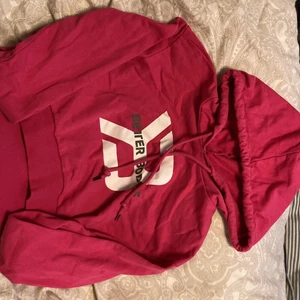 Better bodies  - Obetydligt använd better bodies cropped hoodie i en stark rosa färg. Storlek S, säljes ej längre. 200 kr + frakt alternativt hämtas i Sigtuna. 