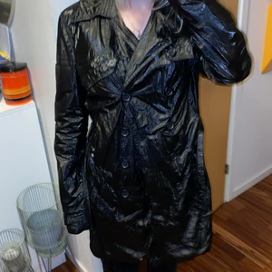 Kappa - En fin kappa Tommy hilfiger som är väldigt inne nu. Storlek L men kan passa någon som är xs