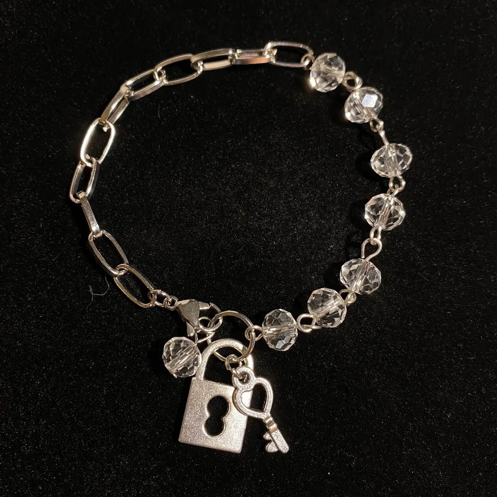 Armband i rostfritt stål med facetterade pärlor samt nyckel och lås berlocker🔐🤍 Fri frakt✨. Accessoarer.