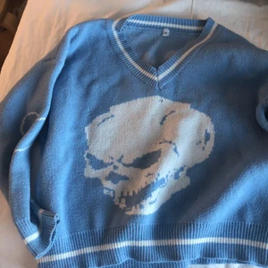 Blå tröja - Fin trendig tröja (ej äkta) säljer pga att den är för liten, den har några små hål som ej syns när den är på <3