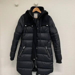 Jacka från J.L Lindberg i stl 34 - Jättefin jacka från jacka  från J.L Lindberg i storlek 34 i gott skick. Finns ett litet hål inuti jackan i vänster ärm, ingen som syns eller påverkar alls. Välskött och sparsamt använd. Finns att hämta i Helsingborg. 