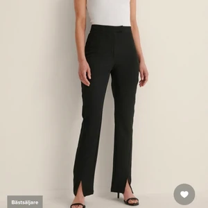 Kostymbyxor NA-KD  - Kostymbyxor svarta från NAKD i storlek 34! Nypris 399kr men säljer för 200kr💗 Använda ett fåtal gånger, perfekt skick!