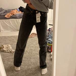 Intressekoll på mina svarta populära jeans från zara i storlek 34!Helt nya!🤍Säljer vid ett bra bud
