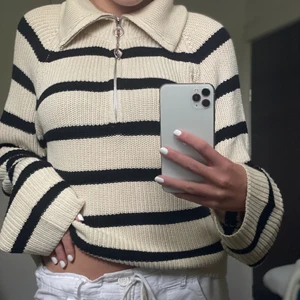 RANDIGTRÖJA MED DRAGKEDJA!! - Säljer min fina randiga tröja då den aldrig kommer till användning! Den har använts Max 2-3 gånger så är i super bra skick! 🤍 buda ifrån 270kr + frakt!