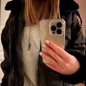 Boohoo jacka - Populär jacka från boohoo. Aldrig använd. Går att ta bort fuskpälsen vid armarna och nacken. Nypris 600