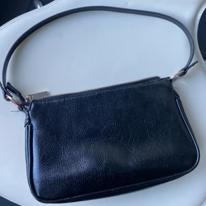 Svart väska  - Svart liten väska från Mango! 