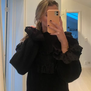 Stickad blus - Säljer denna super söta stickade blusen. Jätte fin och passar till allt