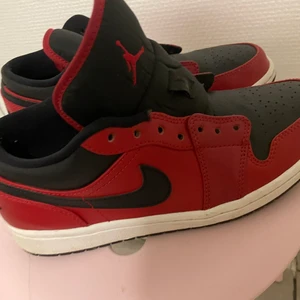 jordan 1 low - !lägger upp igen!  Säljer mina jordans från JD sports, köpta i sommras för 1,2, använda fåtal gånger, jättefint skick och har inga tecken på användning 💗💗skriv privat för mer info, köparen står för frakten