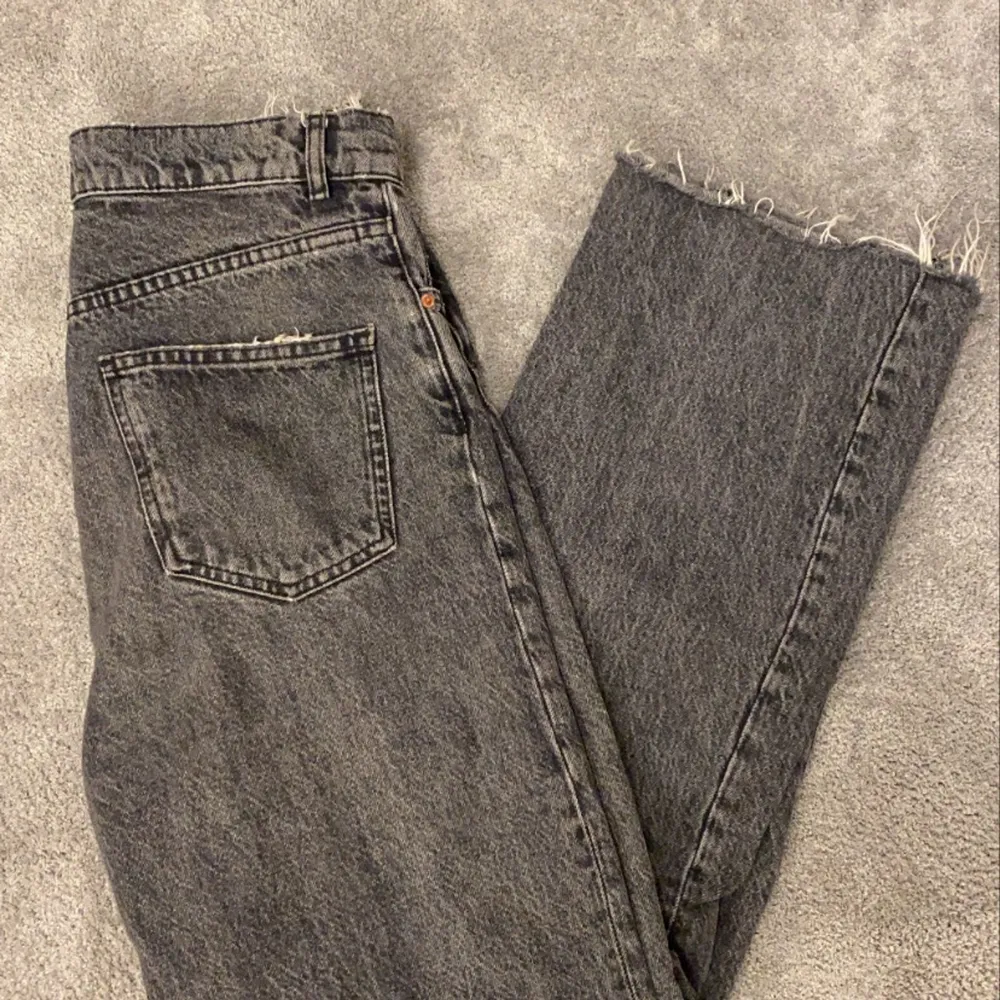 Super fina gråa Zara jeans i strl 38, sitter jätte bekvämt! Går att klippa och sy upp om de är för långa 🧚💕 Jag är 167 och de är precis vid hälen på mig, skriv för fler bilder!!⚡️⚡️ Säljer pga att jag inte använder. Jeans & Byxor.