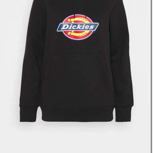 Jag hjälper min kompis att sälja hennes dickies hoodie som är använd max ungefär 5 gånger av mig/henne. Så den är i nyskick. Bilden är tagen från internet men skriv privat så skickar jag bild på den:) (Pris kan diskuteras, så tveka inte att skriva!!)