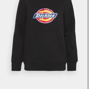 Dickies hoodie - Jag hjälper min kompis att sälja hennes dickies hoodie som är använd max ungefär 5 gånger av mig/henne. Så den är i nyskick. Bilden är tagen från internet men skriv privat så skickar jag bild på den:) (Pris kan diskuteras, så tveka inte att skriva!!)