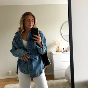 Jeans jacka från bikbok  - Snygg jeans jacka från bikbok, använd ca 2 gånger så skicket är som nyskick. Storlek XS