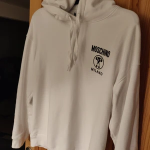 Moschino hoodie Strl L - Vit Moschino hoodie storlek L. Nypris 3500. Kvitto finns. Skick 9/10 knappt använd. Priset är inte hugget i sten.