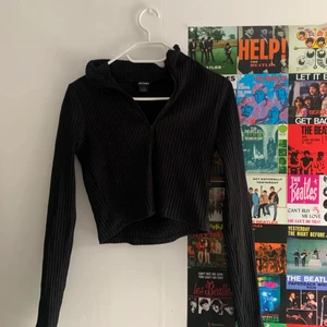 Tröja - Säljer den här ribbade tröjan från monki! Nästan aldrig använd! Frakten ingår ej i priset☺️