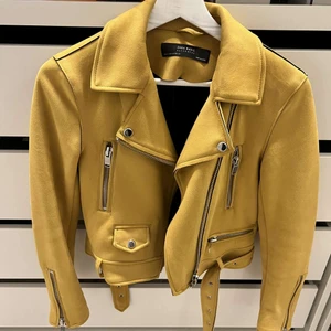 MockaJacka  - En mockajacka från zara i storleken xs då den är använd 3-4 gånger. 